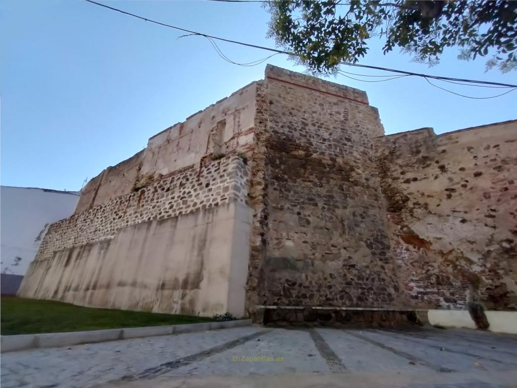 Tramos de la muralla visibles entre la Puerta de Trujillo y la Puerta de Coria