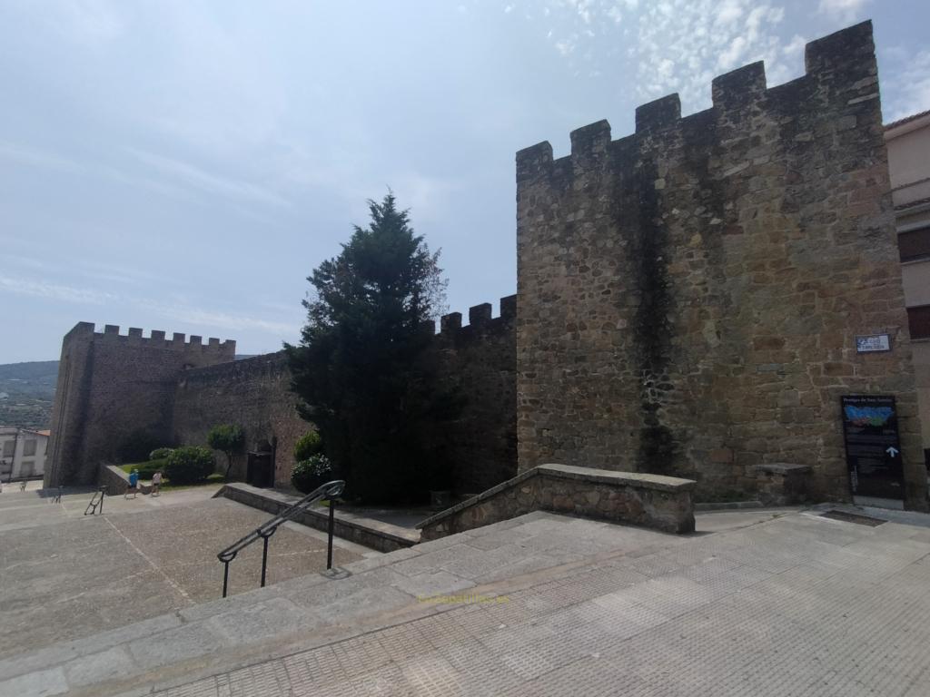 Postigo de San Antón y muralla de Plasencia