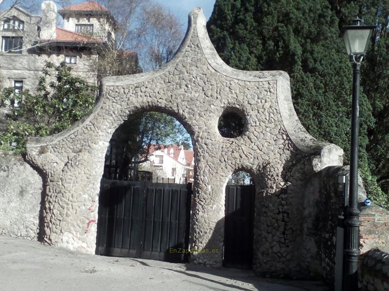 Puerta de los Pajaritos en Comillas