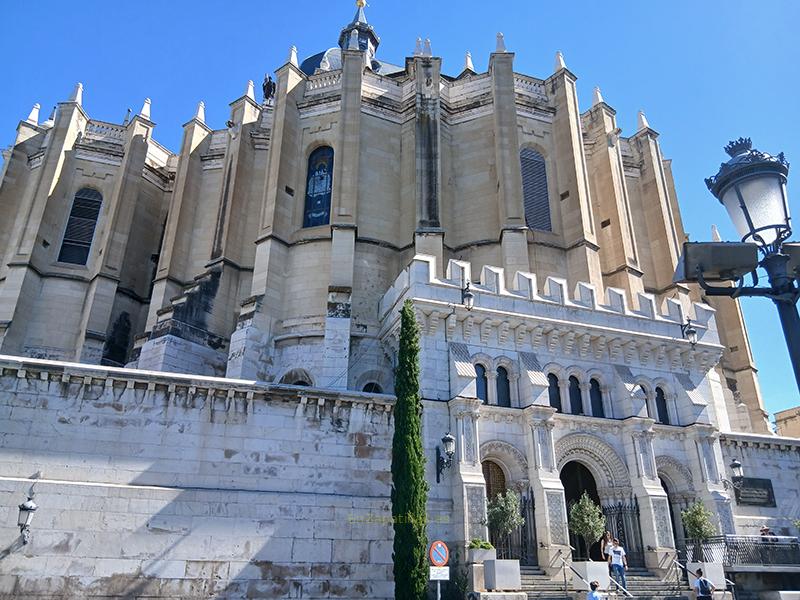 Catedral de la Almudena desde la Cuesta de la Vega, Madrid