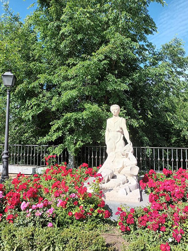 Escultura "El sueño de San Isidro" en la Dalieda de San Francisco, Madrid