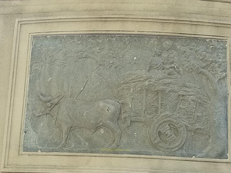 Detalle del monumento a Emilia Pardo Bazán, Madrid