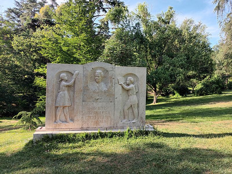 Monumento a Elena Fortún, Parque del Oeste, Madrid