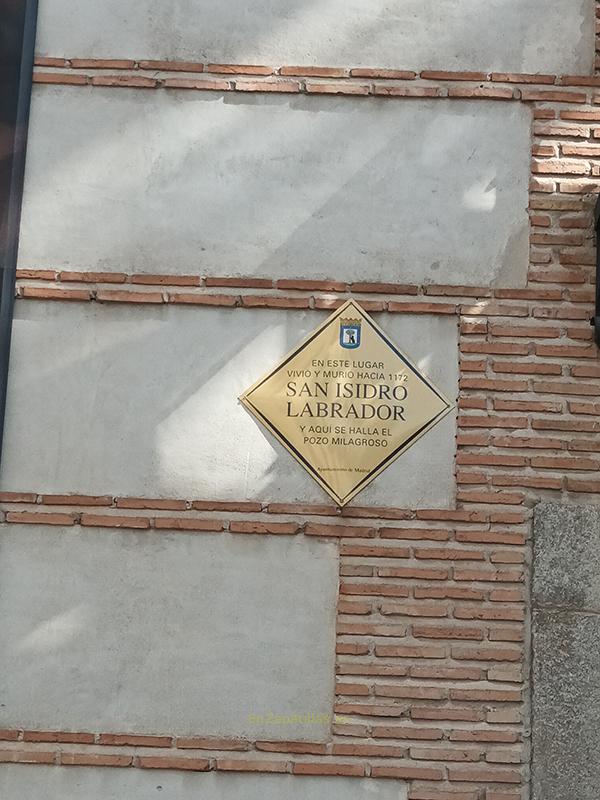 Placa que indica el lugar donde vivía San Isidro, Madrid