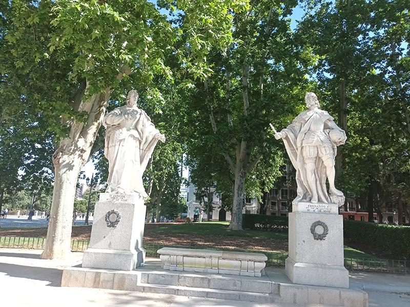 Estatuas de los reyes Sancha y Fernando, Madrid