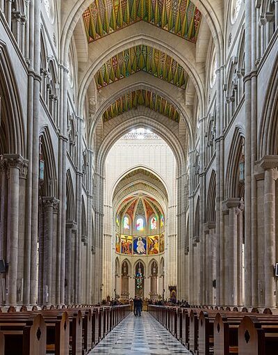 Interior catedral Almudena, Madrid