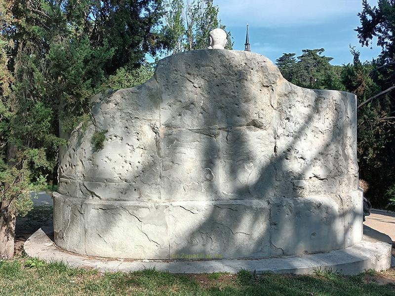Impactos de la Guerra Civil en el Monumento a Federico Rubio, Parque del Oeste, Madrid