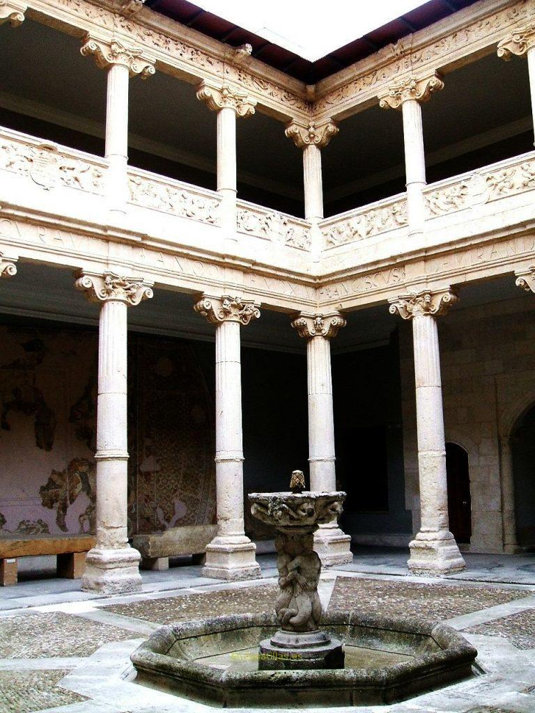 Patio de la Casa de Miranda, sede del Museo de Burgo