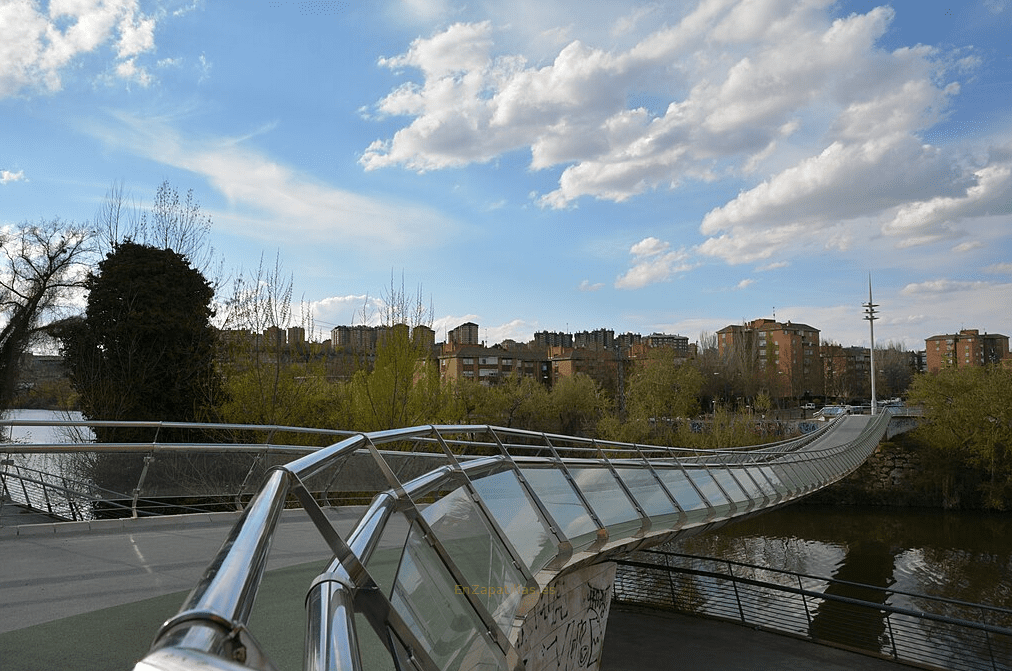 Puente en el río Pisuerga en Valladolid